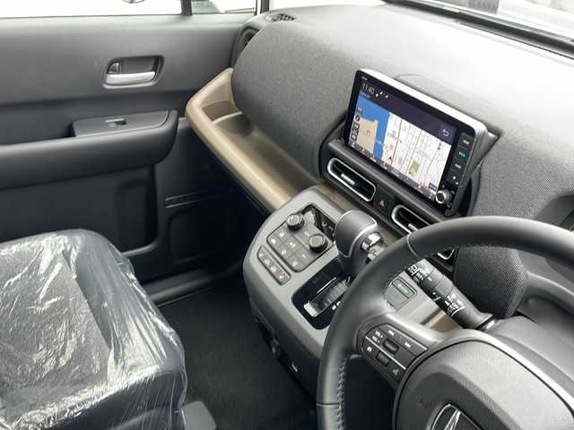 ホンダ フリード ハイブリット e:HEV AIR EX 山口県 2025(令7)年 0.1千km プラチナホワイトパール 9インチ純正ナビ　[LXM-242ZFNI]/・AM/FM/USB/Apple CarPlay/Android Auto/Bluetooth/フルセグテレビ/バックカメラ/純正LEDヘッドライト/純正アルミホイール/プッシュスタート/スペアキー/両側パワースライドドア/アイドリングストップ/Honda SENSING/　・急アクセル抑制機能/　・渋滞追従機能付アダプティブクルーズコントロール（ACC）/　・トラフィックジャムアシスト（渋滞運転支援機能）/　・ブラインドスポットインフォメーション/　・衝突軽減ブレーキ（CMBS）/　・VSA（ABS＋TCS＋横滑り抑制）/　・オートライトコントロール/　・車線維持支援システム（LKAS）/　・先行車発進お知らせ機能