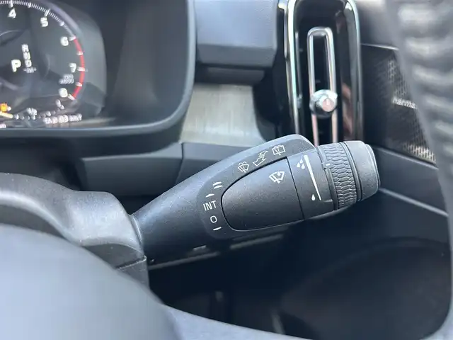 ボルボ ＸＣ４０ T4 AWD インスクリプション 滋賀県 2019(平31)年 3.7万km クリスタルホワイトP harman/kardonサラウンド/本革シート/シートヒーター/ステアリングヒーター/純正ナビ/USB/Bluetooth/フルセグTV/360°カメラ/LEDヘッドライト/ワイヤレスチャージング/パワーテールゲート/クリスタルシフトノブ
