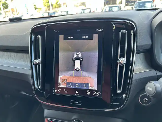 ボルボ ＸＣ４０ T4 AWD インスクリプション 滋賀県 2019(平31)年 3.7万km クリスタルホワイトP harman/kardonサラウンド/本革シート/シートヒーター/ステアリングヒーター/純正ナビ/USB/Bluetooth/フルセグTV/360°カメラ/LEDヘッドライト/ワイヤレスチャージング/パワーテールゲート/クリスタルシフトノブ