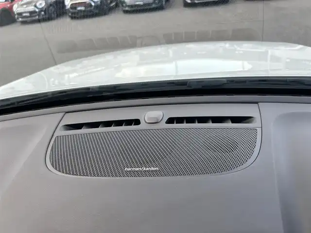 ボルボ ＸＣ４０ T4 AWD インスクリプション 滋賀県 2019(平31)年 3.7万km クリスタルホワイトP harman/kardonサラウンド/本革シート/シートヒーター/ステアリングヒーター/純正ナビ/USB/Bluetooth/フルセグTV/360°カメラ/LEDヘッドライト/ワイヤレスチャージング/パワーテールゲート/クリスタルシフトノブ