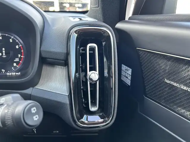 ボルボ ＸＣ４０ T4 AWD インスクリプション 滋賀県 2019(平31)年 3.7万km クリスタルホワイトP harman/kardonサラウンド/本革シート/シートヒーター/ステアリングヒーター/純正ナビ/USB/Bluetooth/フルセグTV/360°カメラ/LEDヘッドライト/ワイヤレスチャージング/パワーテールゲート/クリスタルシフトノブ