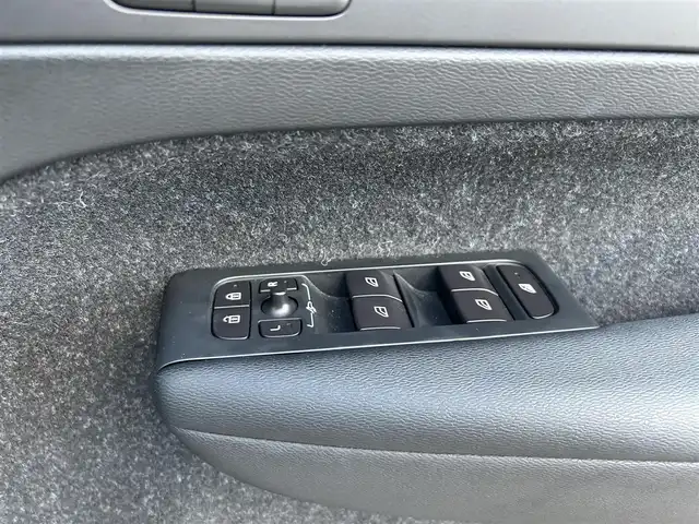 ボルボ ＸＣ４０ T4 AWD インスクリプション 滋賀県 2019(平31)年 3.7万km クリスタルホワイトP harman/kardonサラウンド/本革シート/シートヒーター/ステアリングヒーター/純正ナビ/USB/Bluetooth/フルセグTV/360°カメラ/LEDヘッドライト/ワイヤレスチャージング/パワーテールゲート/クリスタルシフトノブ