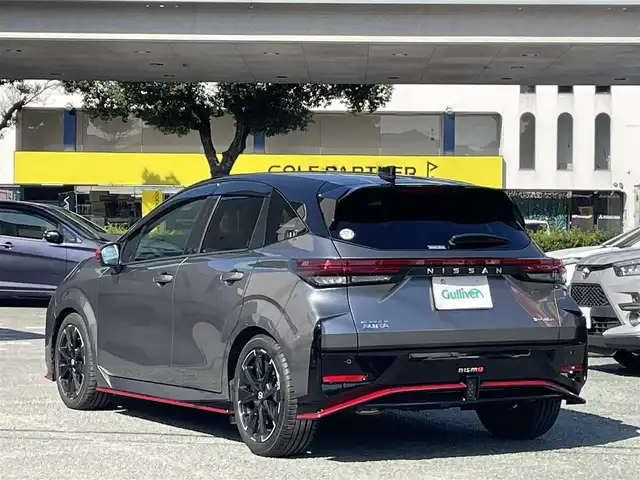 日産 オーラ ニスモ 熊本県 2022(令4)年 0.5万km ダークメタルグレー/スーパーブラック2トーン プロパイロット/ワンオーナー/プッシュスタート/純正ナビ/（フルセグTV・BTオーディオ・HDMI）/アラウンドビューモニター/ビルトインETC/純正17インチAW/LEDヘッドライト/オートライト/フォグライト/前後コーナーセンサー/横滑り防止装置/ウィンカーミラー/純正フロアマット/純正ドアバイザー/新車保証書/取扱説明書/スマートスペアキー×1本