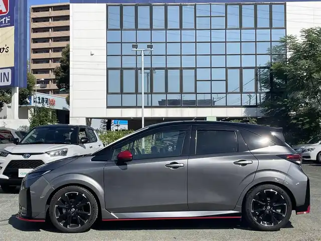 日産 オーラ ニスモ 熊本県 2022(令4)年 0.5万km ダークメタルグレー/スーパーブラック2トーン プロパイロット/ワンオーナー/プッシュスタート/純正ナビ/（フルセグTV・BTオーディオ・HDMI）/アラウンドビューモニター/ビルトインETC/純正17インチAW/LEDヘッドライト/オートライト/フォグライト/前後コーナーセンサー/横滑り防止装置/ウィンカーミラー/純正フロアマット/純正ドアバイザー/新車保証書/取扱説明書/スマートスペアキー×1本