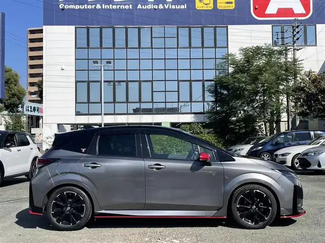 日産 オーラ ニスモ 熊本県 2022(令4)年 0.5万km ダークメタルグレー/スーパーブラック2トーン プロパイロット/ワンオーナー/プッシュスタート/純正ナビ/（フルセグTV・BTオーディオ・HDMI）/アラウンドビューモニター/ビルトインETC/純正17インチAW/LEDヘッドライト/オートライト/フォグライト/前後コーナーセンサー/横滑り防止装置/ウィンカーミラー/純正フロアマット/純正ドアバイザー/新車保証書/取扱説明書/スマートスペアキー×1本