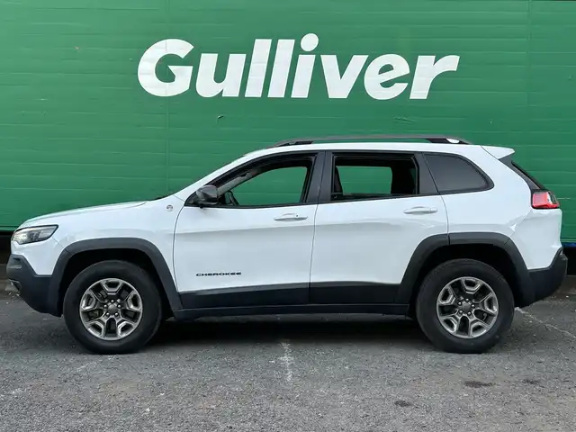 クライスラー・ジープ ジープ チェロキー トレイルホーク 東京都 2019(平31)年 4.6万km ブライトホワイト 外部検査済み/4WD/純正ナビ/（フルセグTV/BTオーディオ）/バックカメラ/アダクティブクルーズコントロール/レーンキープアシスト/セレクスピードコントロール/ロッキングリアディファレンシャル/ヒルディセントコントロール/パワーシート(運転席＆助手席)/プレミアムファブリックシート/保証書/取扱説明書/スペアキー×1