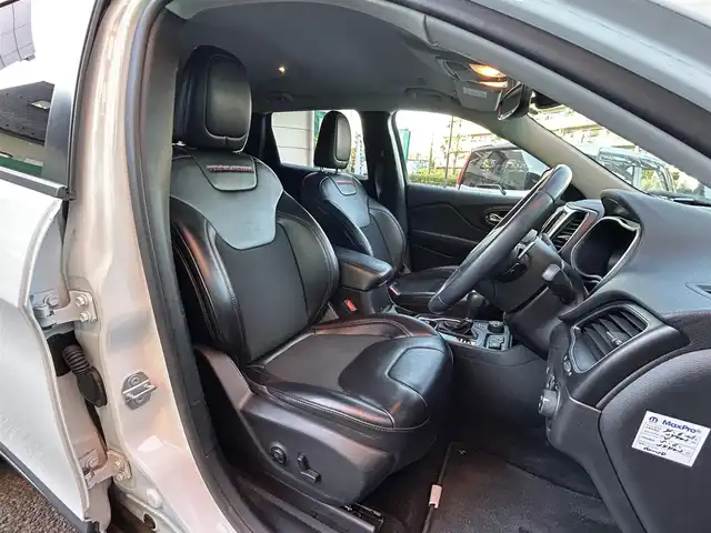 クライスラー・ジープ ジープ チェロキー トレイルホーク 東京都 2019(平31)年 4.6万km ブライトホワイト 外部検査済み/4WD/純正ナビ/（フルセグTV/BTオーディオ）/バックカメラ/アダクティブクルーズコントロール/レーンキープアシスト/セレクスピードコントロール/ロッキングリアディファレンシャル/ヒルディセントコントロール/パワーシート(運転席＆助手席)/プレミアムファブリックシート/保証書/取扱説明書/スペアキー×1