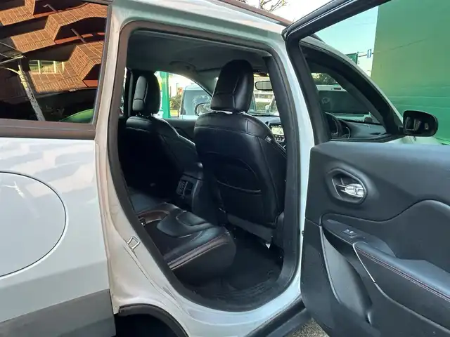 クライスラー・ジープ ジープ チェロキー トレイルホーク 東京都 2019(平31)年 4.6万km ブライトホワイト 外部検査済み/4WD/純正ナビ/（フルセグTV/BTオーディオ）/バックカメラ/アダクティブクルーズコントロール/レーンキープアシスト/セレクスピードコントロール/ロッキングリアディファレンシャル/ヒルディセントコントロール/パワーシート(運転席＆助手席)/プレミアムファブリックシート/保証書/取扱説明書/スペアキー×1