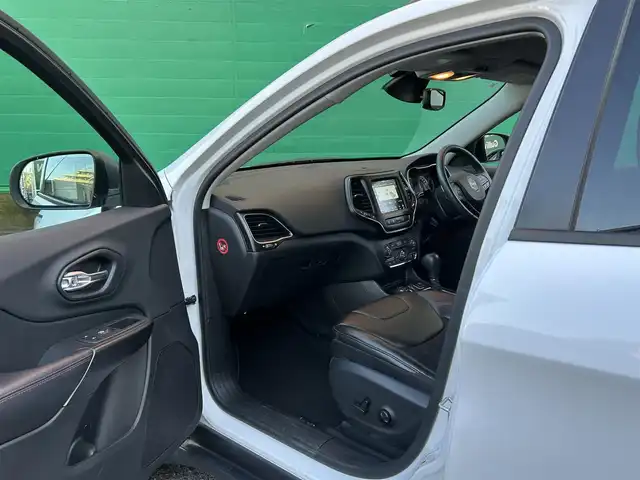 クライスラー・ジープ ジープ チェロキー トレイルホーク 東京都 2019(平31)年 4.6万km ブライトホワイト 外部検査済み/4WD/純正ナビ/（フルセグTV/BTオーディオ）/バックカメラ/アダクティブクルーズコントロール/レーンキープアシスト/セレクスピードコントロール/ロッキングリアディファレンシャル/ヒルディセントコントロール/パワーシート(運転席＆助手席)/プレミアムファブリックシート/保証書/取扱説明書/スペアキー×1