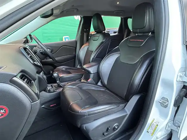 クライスラー・ジープ ジープ チェロキー トレイルホーク 東京都 2019(平31)年 4.6万km ブライトホワイト 外部検査済み/4WD/純正ナビ/（フルセグTV/BTオーディオ）/バックカメラ/アダクティブクルーズコントロール/レーンキープアシスト/セレクスピードコントロール/ロッキングリアディファレンシャル/ヒルディセントコントロール/パワーシート(運転席＆助手席)/プレミアムファブリックシート/保証書/取扱説明書/スペアキー×1