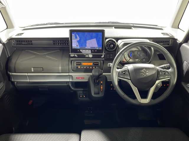 スズキ スペーシア ギア 沖縄県 2023(令5)年 1.8万km シフォンアイボリーM 禁煙車/県外仕入/純正9インチナビ/ （Bluetooth/CD/DVD/ワンセグTV/AM/FM）/両側パワースライドドア/ＨＵＤ　/クルーズコントロール　/前後ドライブレコーダー　/シートヒーター　/ＥＴＣ/ステアリングリモコン/LＥＤヘッドライト/オートライト/ルーフレール/純正アルミ/ドアバイザー