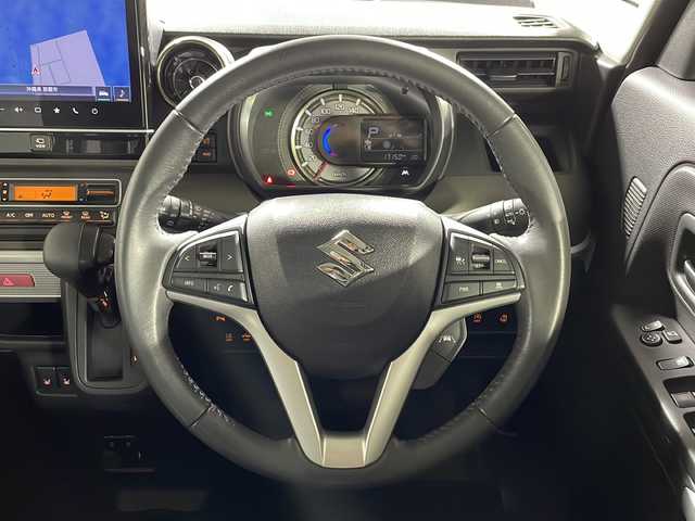 スズキ スペーシア ギア 沖縄県 2023(令5)年 1.8万km シフォンアイボリーM 禁煙車/県外仕入/純正9インチナビ/ （Bluetooth/CD/DVD/ワンセグTV/AM/FM）/両側パワースライドドア/ＨＵＤ　/クルーズコントロール　/前後ドライブレコーダー　/シートヒーター　/ＥＴＣ/ステアリングリモコン/LＥＤヘッドライト/オートライト/ルーフレール/純正アルミ/ドアバイザー