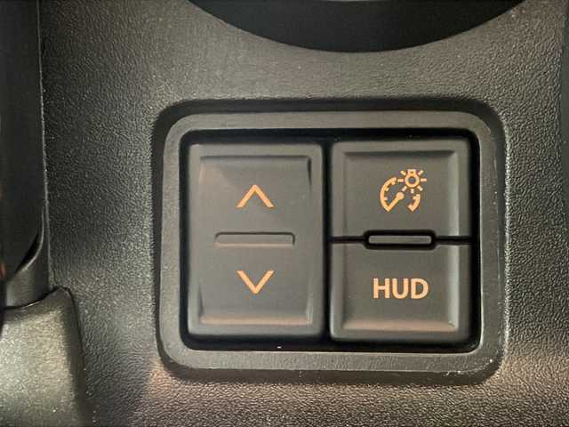 スズキ スペーシア ギア 沖縄県 2023(令5)年 1.8万km シフォンアイボリーM 禁煙車/県外仕入/純正9インチナビ/ （Bluetooth/CD/DVD/ワンセグTV/AM/FM）/両側パワースライドドア/ＨＵＤ　/クルーズコントロール　/前後ドライブレコーダー　/シートヒーター　/ＥＴＣ/ステアリングリモコン/LＥＤヘッドライト/オートライト/ルーフレール/純正アルミ/ドアバイザー