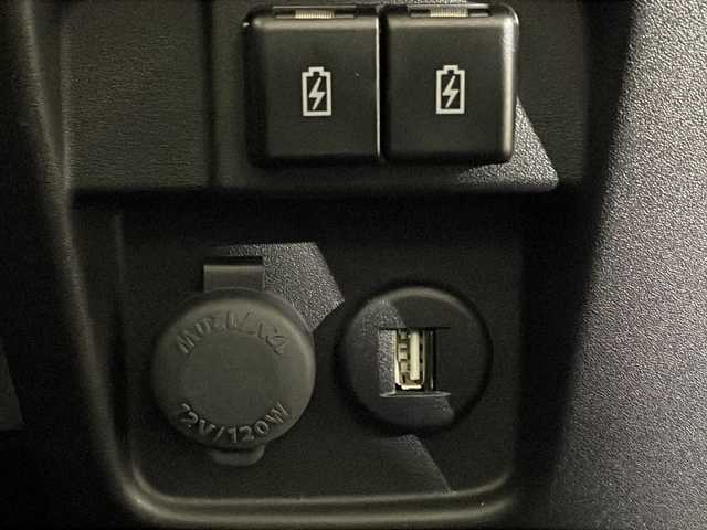 スズキ スペーシア ギア 沖縄県 2023(令5)年 1.8万km シフォンアイボリーM 禁煙車/県外仕入/純正9インチナビ/ （Bluetooth/CD/DVD/ワンセグTV/AM/FM）/両側パワースライドドア/ＨＵＤ　/クルーズコントロール　/前後ドライブレコーダー　/シートヒーター　/ＥＴＣ/ステアリングリモコン/LＥＤヘッドライト/オートライト/ルーフレール/純正アルミ/ドアバイザー