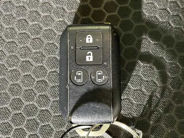 スズキ スペーシア ギア 沖縄県 2023(令5)年 1.8万km シフォンアイボリーM 禁煙車/県外仕入/純正9インチナビ/ （Bluetooth/CD/DVD/ワンセグTV/AM/FM）/両側パワースライドドア/ＨＵＤ　/クルーズコントロール　/前後ドライブレコーダー　/シートヒーター　/ＥＴＣ/ステアリングリモコン/LＥＤヘッドライト/オートライト/ルーフレール/純正アルミ/ドアバイザー