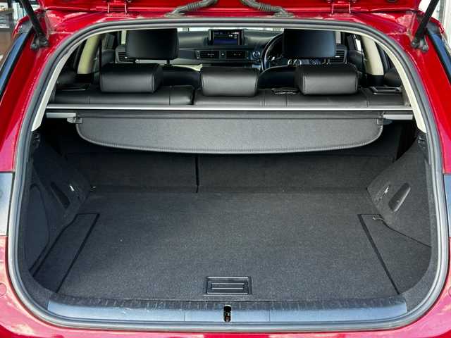 レクサス ＣＴ 200h バージョンC 富山県 2016(平28)年 6.1万km レッドマイカクリスタルシャイン 純正メモリーナビ/CD/DVD再生/フルセグTV/Bluetooth接続/バックカメラ/LEDヘッドライト/ETC/黒革シート/シートヒーター/スマートキー/プッシュスタート/電動ミラー/クリアランスソナー/パワーシート/純正アルミホイール/保証書