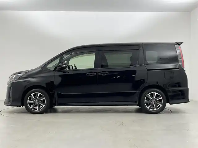 トヨタ ノア Si 群馬県 2018(平30)年 6.5万km ブラック リヤオートエアコン/ワンタッチスイッチ付き両側パワースライドドア/――――――――――――――――/純正12.1インチフリップダウンモニター/純正10インチSDナビ/フルセグTV/Bluetooth/CD/DVD/SD/バックカメラ/トヨタセーフティセンス/・プリクラッシュセーフティ/・レーンディパーチャーアラート/・オートハイビーム/・先行車発進お知らせ/クルーズコントロール/ビルトインETC2.0/純正ドライブレコーダー/LEDヘッドライト/フォグランプ/プッシュスタート/スマートキー