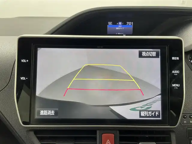 トヨタ ノア Si 群馬県 2018(平30)年 6.5万km ブラック リヤオートエアコン/ワンタッチスイッチ付き両側パワースライドドア/――――――――――――――――/純正12.1インチフリップダウンモニター/純正10インチSDナビ/フルセグTV/Bluetooth/CD/DVD/SD/バックカメラ/トヨタセーフティセンス/・プリクラッシュセーフティ/・レーンディパーチャーアラート/・オートハイビーム/・先行車発進お知らせ/クルーズコントロール/ビルトインETC2.0/純正ドライブレコーダー/LEDヘッドライト/フォグランプ/プッシュスタート/スマートキー