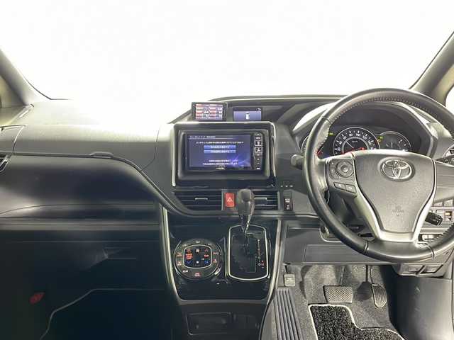 トヨタ ヴォクシー ZS 煌 福岡県 2018(平30)年 4.8万km イナズマスパーキングブラックガラスフレーク 社外7インチALPINEナビ/フルセグテレビ/バックカメラ/テレビキャンセラー/クルーズコントロール/両側パワースライドドア/スマートキー/プッシュスタートエンジン/オートライト/オートハイビーム/GPSレーダー/ステアリングスイッチ/LEDヘッドライト/フロアマット/ドアバイザー/オートドアミラー/純正16インチアルミホイール