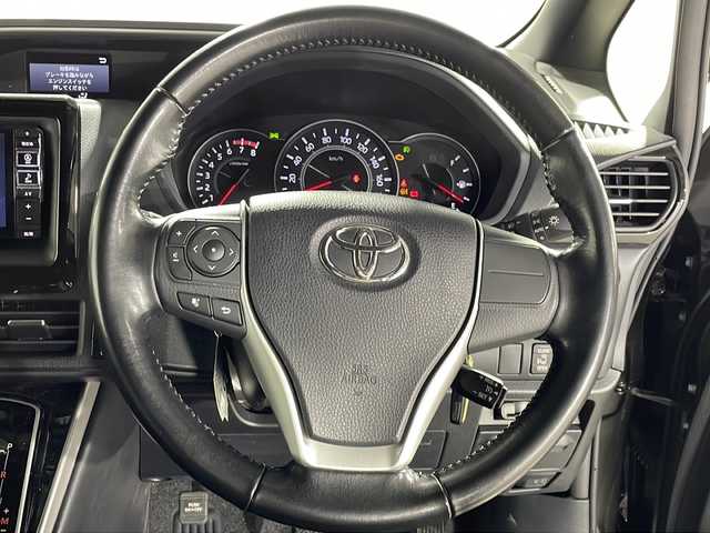 トヨタ ヴォクシー ZS 煌 福岡県 2018(平30)年 4.8万km イナズマスパーキングブラックガラスフレーク 社外7インチALPINEナビ/フルセグテレビ/バックカメラ/テレビキャンセラー/クルーズコントロール/両側パワースライドドア/スマートキー/プッシュスタートエンジン/オートライト/オートハイビーム/GPSレーダー/ステアリングスイッチ/LEDヘッドライト/フロアマット/ドアバイザー/オートドアミラー/純正16インチアルミホイール