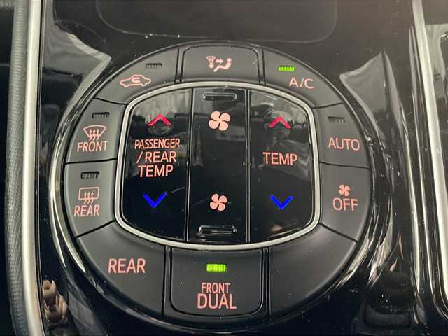 トヨタ ヴォクシー ZS 煌 福岡県 2018(平30)年 4.8万km イナズマスパーキングブラックガラスフレーク 社外7インチALPINEナビ/フルセグテレビ/バックカメラ/テレビキャンセラー/クルーズコントロール/両側パワースライドドア/スマートキー/プッシュスタートエンジン/オートライト/オートハイビーム/GPSレーダー/ステアリングスイッチ/LEDヘッドライト/フロアマット/ドアバイザー/オートドアミラー/純正16インチアルミホイール
