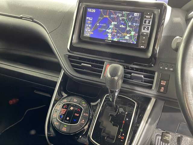 トヨタ ヴォクシー ZS 煌 福岡県 2018(平30)年 4.8万km イナズマスパーキングブラックガラスフレーク 社外7インチALPINEナビ/フルセグテレビ/バックカメラ/テレビキャンセラー/クルーズコントロール/両側パワースライドドア/スマートキー/プッシュスタートエンジン/オートライト/オートハイビーム/GPSレーダー/ステアリングスイッチ/LEDヘッドライト/フロアマット/ドアバイザー/オートドアミラー/純正16インチアルミホイール