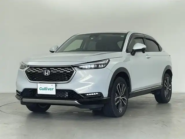 ホンダ ヴェゼル ハイブリッド e:HEV Z 群馬県 2022(令4)年 1.7万km プレミアムサンライトホワイトパール 純正9インチディスプレイオーディオ＋ETC2.0/(AM/FM/Bluetooth/フルセグTV//USB/AppleCarPlay/AndroidAuto)/ワイヤレス充電器/＝＝＝＝＝＝/バックモニター/ブラインドスポットインフォメーション/親水/ヒーテッドドアミラー/電熱線入りフロントウィンドウ/ハンズフリーアクセスパワーテールゲート(予約クローズ機能付)/Honda SENSING/ ・衝突軽減ブレーキ/近距離衝突軽減ブレーキ/ ・誤発進抑制機能/後方誤発進抑制機能/ ・歩行者事故低減ステアリング/ ・路外逸脱抑制機能/ ・渋滞追従機能付アダプティブクルーズコントロール/ ・車線維持支援システム/ ・トラフィックジャムアシスト/ ・先行車発進お知らせ機能/ ・標識認識機能/ ・オートハイビーム/ ・パーキングセンサーシステム/パドルシフト/前席シートヒーター/ステアリングヒーター/純正前後方ドライブレコーダー/電動パーキングブレーキ/オートブレーキホールド/プッシュスタート/スマートキー