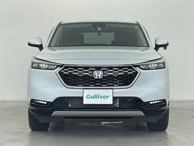 ホンダ ヴェゼル ハイブリッド e:HEV Z 群馬県 2022(令4)年 1.7万km プレミアムサンライトホワイトパール 純正9インチディスプレイオーディオ＋ETC2.0/(AM/FM/Bluetooth/フルセグTV//USB/AppleCarPlay/AndroidAuto)/ワイヤレス充電器/＝＝＝＝＝＝/バックモニター/ブラインドスポットインフォメーション/親水/ヒーテッドドアミラー/電熱線入りフロントウィンドウ/ハンズフリーアクセスパワーテールゲート(予約クローズ機能付)/Honda SENSING/ ・衝突軽減ブレーキ/近距離衝突軽減ブレーキ/ ・誤発進抑制機能/後方誤発進抑制機能/ ・歩行者事故低減ステアリング/ ・路外逸脱抑制機能/ ・渋滞追従機能付アダプティブクルーズコントロール/ ・車線維持支援システム/ ・トラフィックジャムアシスト/ ・先行車発進お知らせ機能/ ・標識認識機能/ ・オートハイビーム/ ・パーキングセンサーシステム/パドルシフト/前席シートヒーター/ステアリングヒーター/純正前後方ドライブレコーダー/電動パーキングブレーキ/オートブレーキホールド/プッシュスタート/スマートキー