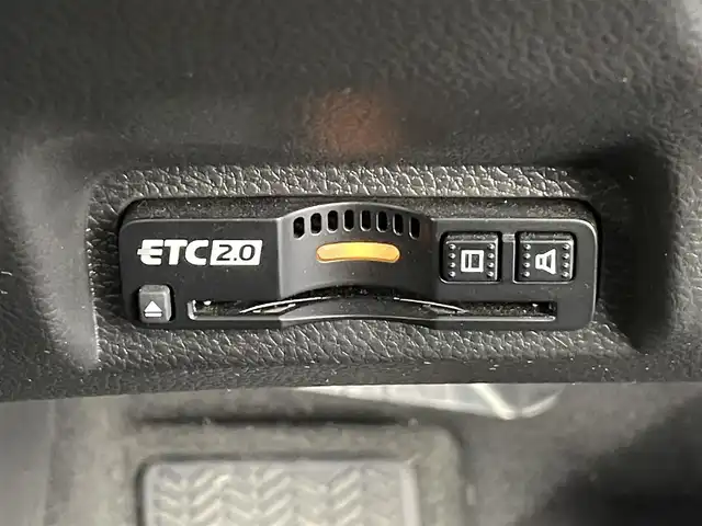 ホンダ ヴェゼル ハイブリッド e:HEV Z 群馬県 2022(令4)年 1.7万km プレミアムサンライトホワイトパール 純正9インチディスプレイオーディオ＋ETC2.0/(AM/FM/Bluetooth/フルセグTV//USB/AppleCarPlay/AndroidAuto)/ワイヤレス充電器/＝＝＝＝＝＝/バックモニター/ブラインドスポットインフォメーション/親水/ヒーテッドドアミラー/電熱線入りフロントウィンドウ/ハンズフリーアクセスパワーテールゲート(予約クローズ機能付)/Honda SENSING/ ・衝突軽減ブレーキ/近距離衝突軽減ブレーキ/ ・誤発進抑制機能/後方誤発進抑制機能/ ・歩行者事故低減ステアリング/ ・路外逸脱抑制機能/ ・渋滞追従機能付アダプティブクルーズコントロール/ ・車線維持支援システム/ ・トラフィックジャムアシスト/ ・先行車発進お知らせ機能/ ・標識認識機能/ ・オートハイビーム/ ・パーキングセンサーシステム/パドルシフト/前席シートヒーター/ステアリングヒーター/純正前後方ドライブレコーダー/電動パーキングブレーキ/オートブレーキホールド/プッシュスタート/スマートキー
