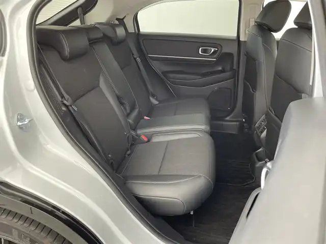 ホンダ ヴェゼル ハイブリッド e:HEV Z 群馬県 2022(令4)年 1.7万km プレミアムサンライトホワイトパール 純正9インチディスプレイオーディオ＋ETC2.0/(AM/FM/Bluetooth/フルセグTV//USB/AppleCarPlay/AndroidAuto)/ワイヤレス充電器/＝＝＝＝＝＝/バックモニター/ブラインドスポットインフォメーション/親水/ヒーテッドドアミラー/電熱線入りフロントウィンドウ/ハンズフリーアクセスパワーテールゲート(予約クローズ機能付)/Honda SENSING/ ・衝突軽減ブレーキ/近距離衝突軽減ブレーキ/ ・誤発進抑制機能/後方誤発進抑制機能/ ・歩行者事故低減ステアリング/ ・路外逸脱抑制機能/ ・渋滞追従機能付アダプティブクルーズコントロール/ ・車線維持支援システム/ ・トラフィックジャムアシスト/ ・先行車発進お知らせ機能/ ・標識認識機能/ ・オートハイビーム/ ・パーキングセンサーシステム/パドルシフト/前席シートヒーター/ステアリングヒーター/純正前後方ドライブレコーダー/電動パーキングブレーキ/オートブレーキホールド/プッシュスタート/スマートキー