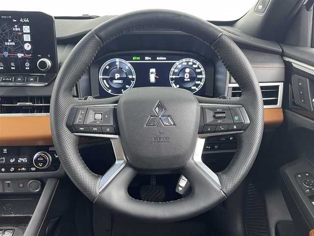 三菱 アウトランダー ＰＨＥＶ P 埼玉県 2024(令6)年 0.7万km ホワイトダイヤモンド サンルーフ/純正１２．３インチメーカーナビ/(Bluetooth/HDMI/Apple Car Play/Android Auto/USB/AM/FM)/全方位カメラ/ETC2.0/ＢＯＳＥサウンド　/ワンオーナー/パワーバックドア　/置くだけ充電　/マイパイロット　/ブラインドスポットモニター/ヘッドアップディスプレイ　/シートマッサージ機能/前席シートヒーター/二列目シートヒーター/前席パワーシート/電子パーキングシステム/オートブレーキホールド/AC1500W/運転席・助手席シートメモリー/純正フロアマット/純正ドアバイザー/純正20インチアルミホイール