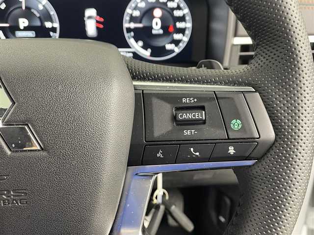 三菱 アウトランダー ＰＨＥＶ P 埼玉県 2024(令6)年 0.7万km ホワイトダイヤモンド サンルーフ/純正１２．３インチメーカーナビ/(Bluetooth/HDMI/Apple Car Play/Android Auto/USB/AM/FM)/全方位カメラ/ETC2.0/ＢＯＳＥサウンド　/ワンオーナー/パワーバックドア　/置くだけ充電　/マイパイロット　/ブラインドスポットモニター/ヘッドアップディスプレイ　/シートマッサージ機能/前席シートヒーター/二列目シートヒーター/前席パワーシート/電子パーキングシステム/オートブレーキホールド/AC1500W/運転席・助手席シートメモリー/純正フロアマット/純正ドアバイザー/純正20インチアルミホイール