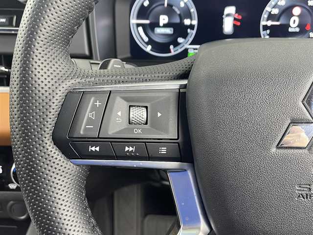三菱 アウトランダー ＰＨＥＶ P 埼玉県 2024(令6)年 0.7万km ホワイトダイヤモンド サンルーフ/純正１２．３インチメーカーナビ/(Bluetooth/HDMI/Apple Car Play/Android Auto/USB/AM/FM)/全方位カメラ/ETC2.0/ＢＯＳＥサウンド　/ワンオーナー/パワーバックドア　/置くだけ充電　/マイパイロット　/ブラインドスポットモニター/ヘッドアップディスプレイ　/シートマッサージ機能/前席シートヒーター/二列目シートヒーター/前席パワーシート/電子パーキングシステム/オートブレーキホールド/AC1500W/運転席・助手席シートメモリー/純正フロアマット/純正ドアバイザー/純正20インチアルミホイール