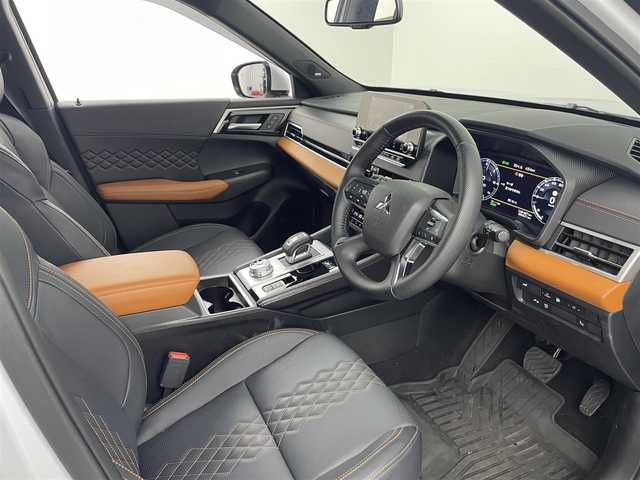 三菱 アウトランダー ＰＨＥＶ P 埼玉県 2024(令6)年 0.7万km ホワイトダイヤモンド サンルーフ/純正１２．３インチメーカーナビ/(Bluetooth/HDMI/Apple Car Play/Android Auto/USB/AM/FM)/全方位カメラ/ETC2.0/ＢＯＳＥサウンド　/ワンオーナー/パワーバックドア　/置くだけ充電　/マイパイロット　/ブラインドスポットモニター/ヘッドアップディスプレイ　/シートマッサージ機能/前席シートヒーター/二列目シートヒーター/前席パワーシート/電子パーキングシステム/オートブレーキホールド/AC1500W/運転席・助手席シートメモリー/純正フロアマット/純正ドアバイザー/純正20インチアルミホイール