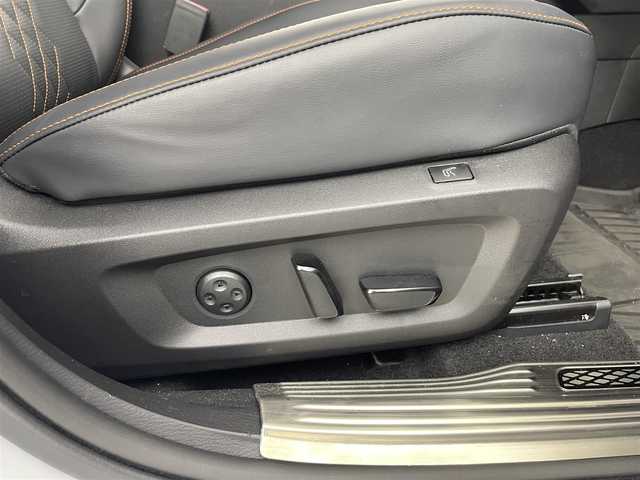 三菱 アウトランダー ＰＨＥＶ P 埼玉県 2024(令6)年 0.7万km ホワイトダイヤモンド サンルーフ/純正１２．３インチメーカーナビ/(Bluetooth/HDMI/Apple Car Play/Android Auto/USB/AM/FM)/全方位カメラ/ETC2.0/ＢＯＳＥサウンド　/ワンオーナー/パワーバックドア　/置くだけ充電　/マイパイロット　/ブラインドスポットモニター/ヘッドアップディスプレイ　/シートマッサージ機能/前席シートヒーター/二列目シートヒーター/前席パワーシート/電子パーキングシステム/オートブレーキホールド/AC1500W/運転席・助手席シートメモリー/純正フロアマット/純正ドアバイザー/純正20インチアルミホイール