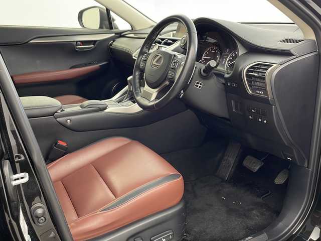 レクサス ＮＸ 200t Iパッケージ 兵庫県 2015(平27)年 4万km スターライトブラックガラスフレーク ・純正メモリナビ/・Bluetooth/CD/DVD/SD/AUX/VTR/USB/・プリクラッシュセーフティ/・横滑り防止装置/・レーダークルーズコントロール/・パドルシフト/・電動パーキングブレーキ/・オートホールド/・ステアリングリモコン/・クリアランスソナー/・前後コーナーセンサー/・バック、サイドカメラ/・パワーシート（D席＋N席）/・ヒートシーター（D席＋N席）/・レザーシート/・ムーンルーフ/・防眩ミラー/・革巻きステアリング/・ステアリングヒーター/・スマートキー/・スペアキー/・プッシュスタートボタン/・LEDオートライト/・W＋サイドエアバッグ/・カーテンエアバッグ/・100V充電/・ビルドインETC