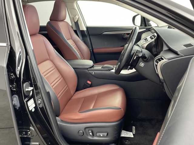 レクサス ＮＸ 200t Iパッケージ 兵庫県 2015(平27)年 4万km スターライトブラックガラスフレーク ・純正メモリナビ/・Bluetooth/CD/DVD/SD/AUX/VTR/USB/・プリクラッシュセーフティ/・横滑り防止装置/・レーダークルーズコントロール/・パドルシフト/・電動パーキングブレーキ/・オートホールド/・ステアリングリモコン/・クリアランスソナー/・前後コーナーセンサー/・バック、サイドカメラ/・パワーシート（D席＋N席）/・ヒートシーター（D席＋N席）/・レザーシート/・ムーンルーフ/・防眩ミラー/・革巻きステアリング/・ステアリングヒーター/・スマートキー/・スペアキー/・プッシュスタートボタン/・LEDオートライト/・W＋サイドエアバッグ/・カーテンエアバッグ/・100V充電/・ビルドインETC