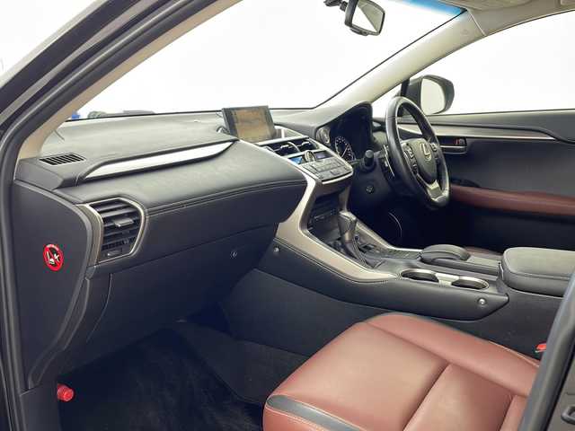 レクサス ＮＸ 200t Iパッケージ 兵庫県 2015(平27)年 4万km スターライトブラックガラスフレーク ・純正メモリナビ/・Bluetooth/CD/DVD/SD/AUX/VTR/USB/・プリクラッシュセーフティ/・横滑り防止装置/・レーダークルーズコントロール/・パドルシフト/・電動パーキングブレーキ/・オートホールド/・ステアリングリモコン/・クリアランスソナー/・前後コーナーセンサー/・バック、サイドカメラ/・パワーシート（D席＋N席）/・ヒートシーター（D席＋N席）/・レザーシート/・ムーンルーフ/・防眩ミラー/・革巻きステアリング/・ステアリングヒーター/・スマートキー/・スペアキー/・プッシュスタートボタン/・LEDオートライト/・W＋サイドエアバッグ/・カーテンエアバッグ/・100V充電/・ビルドインETC