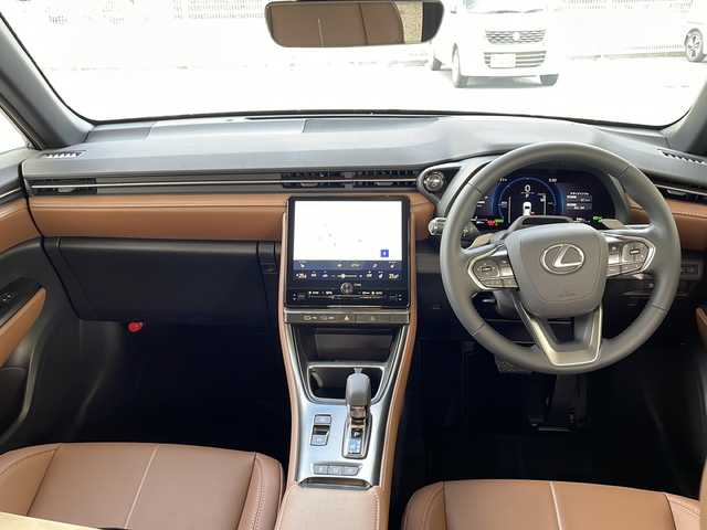 レクサス ＬＢＸ リラックス 福島県 2025(令7)年 0.1万km ソニッククォーツ 登録時走行距離：801km/ワンオーナー/革シート/純正前後ドラレコ/パワーバックドア/メーカーナビ/（AM/FM/BT/フルセグTV/USB/MiraCast）/パドルシフト/ビルトインETC2.0/運転席パワーシート/パドルシフト/Rクルコン/パノラミックビューモニター/BSM/シートヒーター/（D/P)/ステアリングヒーター/ステアリングスイッチ/デュアルエアコン/デュアル＋サイド　エアバック/ISOFIX/バニティミラー（ランプ付き）/おくだけ充電/USB充電単子タイプＣ　5つ/プッシュスタート/スマートキー/オートライト/オートハイビーム/プリクラッシュ/ABS/横滑り防止装置/保証書/取扱説明書
