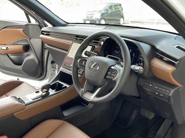 レクサス ＬＢＸ リラックス 福島県 2025(令7)年 0.1万km ソニッククォーツ 登録時走行距離：801km/ワンオーナー/革シート/純正前後ドラレコ/パワーバックドア/メーカーナビ/（AM/FM/BT/フルセグTV/USB/MiraCast）/パドルシフト/ビルトインETC2.0/運転席パワーシート/パドルシフト/Rクルコン/パノラミックビューモニター/BSM/シートヒーター/（D/P)/ステアリングヒーター/ステアリングスイッチ/デュアルエアコン/デュアル＋サイド　エアバック/ISOFIX/バニティミラー（ランプ付き）/おくだけ充電/USB充電単子タイプＣ　5つ/プッシュスタート/スマートキー/オートライト/オートハイビーム/プリクラッシュ/ABS/横滑り防止装置/保証書/取扱説明書