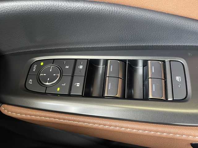 レクサス ＬＢＸ リラックス 福島県 2025(令7)年 0.1万km ソニッククォーツ 登録時走行距離：801km/ワンオーナー/革シート/純正前後ドラレコ/パワーバックドア/メーカーナビ/（AM/FM/BT/フルセグTV/USB/MiraCast）/パドルシフト/ビルトインETC2.0/運転席パワーシート/パドルシフト/Rクルコン/パノラミックビューモニター/BSM/シートヒーター/（D/P)/ステアリングヒーター/ステアリングスイッチ/デュアルエアコン/デュアル＋サイド　エアバック/ISOFIX/バニティミラー（ランプ付き）/おくだけ充電/USB充電単子タイプＣ　5つ/プッシュスタート/スマートキー/オートライト/オートハイビーム/プリクラッシュ/ABS/横滑り防止装置/保証書/取扱説明書