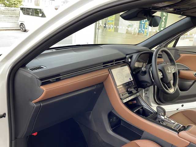 レクサス ＬＢＸ リラックス 福島県 2025(令7)年 0.1万km ソニッククォーツ 登録時走行距離：801km/ワンオーナー/革シート/純正前後ドラレコ/パワーバックドア/メーカーナビ/（AM/FM/BT/フルセグTV/USB/MiraCast）/パドルシフト/ビルトインETC2.0/運転席パワーシート/パドルシフト/Rクルコン/パノラミックビューモニター/BSM/シートヒーター/（D/P)/ステアリングヒーター/ステアリングスイッチ/デュアルエアコン/デュアル＋サイド　エアバック/ISOFIX/バニティミラー（ランプ付き）/おくだけ充電/USB充電単子タイプＣ　5つ/プッシュスタート/スマートキー/オートライト/オートハイビーム/プリクラッシュ/ABS/横滑り防止装置/保証書/取扱説明書