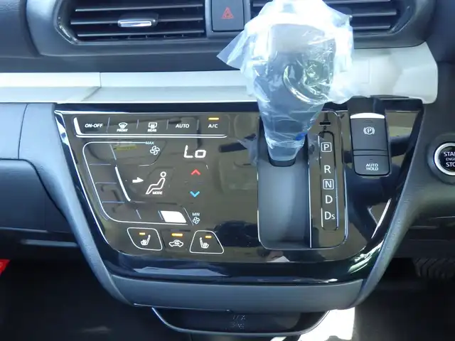 三菱 デリカミニ T プレミアム 千葉県 2025(令7)年 0.1千km ＬグリーンⅡ T　PREMIUM　4WD　9型ディスプレイオーディオ（121/330）　サイドデカール（33440）/e-Assist/・衝突被害軽減ブレーキシステム（FCM）/・車線逸脱警報システム（LDW）/・誤発進抑制機能（前進＆後退時）（UMS）/・レーダークルーズコントロールシステム（ACC）/・オートマチックハイビーム[AHB]/マイパイロット/デジタルインナーミラー/両側パワースライドドア/9インチディスプレイオーディオ/【Bluetooth接続】/【Apple CarPlay　Android Auto対応】/マルチアラウンドモニター/ハーフレザーシート/前席シートヒーター/革巻きステアリング/ステアリングスイッチ/パドルシフト/LEDヘッドライト/フォグライト/ウインカーミラー/コーナーセンサー/純正15インチアルミホイル/サイド/カーテンエアバッグ/キーレスオペレーションシステム