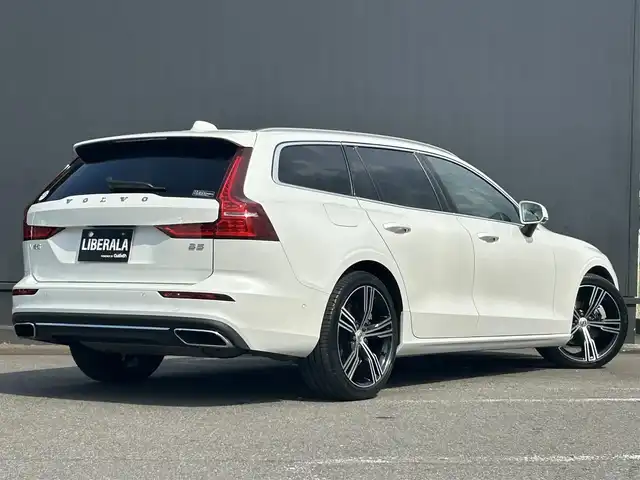 ボルボ Ｖ６０ B5 インスクリプション 茨城県 2022(令4)年 3.2万km 白 HUD/Bowers＆Wilkinsスピーカー/前後ドラレコ/置くだけスマホ充電/クリスタルシフトノブ/クロストラフィックアラート/オートブレーキ/純正ナビ/フルセグTV/360°カメラ