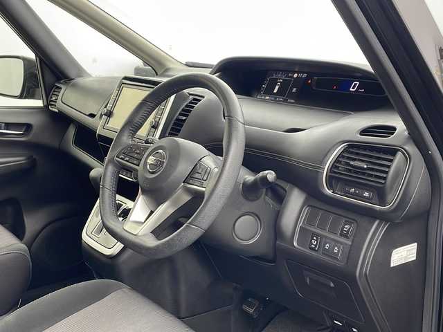 日産 セレナ ハイウェイスターVセレクションⅡ 兵庫県 2019(平31)年 5.4万km ダイヤモンドブラック ・純正ナビ&TV&CD&DVD&SD&BT&SD/・両側パワースライドドア/・ハンズフリースライドドア/・全方位カメラ/・純正フリップダウンモニター/・前方純正ドライブレコーダー/・ビルトインETC/・車線逸脱警報/・エマージェンシーブレーキ/・速度標識警報/・道路標識警報/・クリアランスソナー/・ふらつき警報/・クルーズコントロール/・インテリジェントパーキングアシスト/・後席サンシェード/・後席エアコン/・スマートキー/・取扱説明書/・保証書/・純正フロアマット/・16インチ純正アルミホイール/・LEDヘッドランプ/・ウインカーミラー