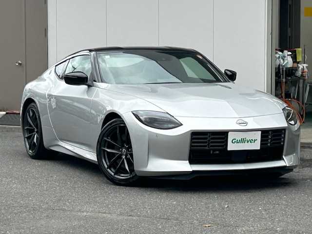 日産 フェアレディ Ｚ バージョンST 宮城県 2024(令6)年 0.5万km ブリリアントシルバー/スーパーブラック 2トーン ワンオーナー/純正メモリナビ/AM/FM/BT/USB/フルセグTV/バックカメラ/ハーフレザーシート/全席パワーシート/全席シートヒーター/ステアリングスイッチ/純正アルミ夏タイヤ19インチ/追従型クルーズコントロール/コーナーセンサー/純正フロアマット/横滑り防止装置/衝突被害軽減システム/LEDライト/ウィンカードアミラー/電動格納ミラー/ETC2.0/ドライブレコーダー/プッシュスタート/保証書・記録簿・取扱説明書