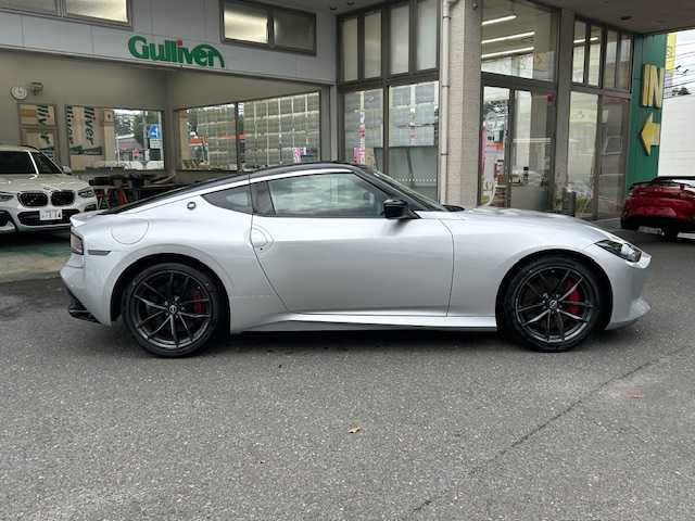 日産 フェアレディ Ｚ バージョンST 宮城県 2024(令6)年 0.5万km ブリリアントシルバー/スーパーブラック 2トーン ワンオーナー/純正メモリナビ/AM/FM/BT/USB/フルセグTV/バックカメラ/ハーフレザーシート/全席パワーシート/全席シートヒーター/ステアリングスイッチ/純正アルミ夏タイヤ19インチ/追従型クルーズコントロール/コーナーセンサー/純正フロアマット/横滑り防止装置/衝突被害軽減システム/LEDライト/ウィンカードアミラー/電動格納ミラー/ETC2.0/ドライブレコーダー/プッシュスタート/保証書・記録簿・取扱説明書