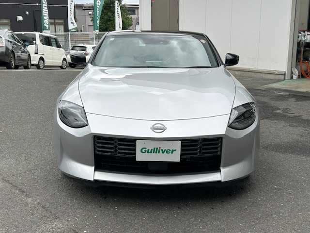 日産 フェアレディ Ｚ バージョンST 宮城県 2024(令6)年 0.5万km ブリリアントシルバー/スーパーブラック 2トーン ワンオーナー/純正メモリナビ/AM/FM/BT/USB/フルセグTV/バックカメラ/ハーフレザーシート/全席パワーシート/全席シートヒーター/ステアリングスイッチ/純正アルミ夏タイヤ19インチ/追従型クルーズコントロール/コーナーセンサー/純正フロアマット/横滑り防止装置/衝突被害軽減システム/LEDライト/ウィンカードアミラー/電動格納ミラー/ETC2.0/ドライブレコーダー/プッシュスタート/保証書・記録簿・取扱説明書