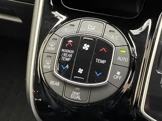 トヨタ エスクァイア Gi 岩手県 2016(平28)年 3.3万km シルバーM ワンオーナー/４WD/寒冷地仕様/後席モニター/両側パワースライドドア/トヨタセーフティセンスC/プリクラッシュセーフティ/レーンディパーチャーアラート/オートマチックハイビーム/先行車発進告知/クルーズコントロール/横滑り防止装置/アイドリングストップ/MTモード付AT/純正１０インチナビ/フルセグTV/TVキャンセラー/バックカメラ/ETC/ドライブレコーダー/合成皮革シート/前席シートヒーター/リアオートエアコン/リアサンシェード/エンジンスターター/LEDヘッドランプ/フォグランプ/純正１５インチアルミホイール