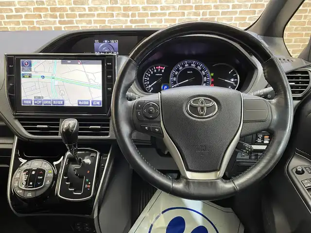 トヨタ エスクァイア Gi 岩手県 2016(平28)年 3.3万km シルバーM ワンオーナー/４WD/寒冷地仕様/後席モニター/両側パワースライドドア/トヨタセーフティセンスC/プリクラッシュセーフティ/レーンディパーチャーアラート/オートマチックハイビーム/先行車発進告知/クルーズコントロール/横滑り防止装置/アイドリングストップ/MTモード付AT/純正１０インチナビ/フルセグTV/TVキャンセラー/バックカメラ/ETC/ドライブレコーダー/合成皮革シート/前席シートヒーター/リアオートエアコン/リアサンシェード/エンジンスターター/LEDヘッドランプ/フォグランプ/純正１５インチアルミホイール